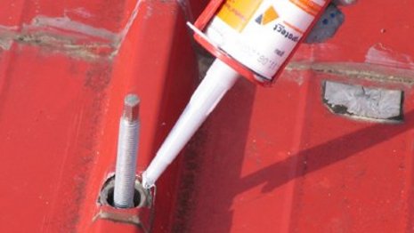 Öffnung, in die eine Stockschraube montiert ist, wird mit bestimmten Baustoff befüllt
