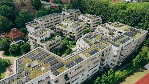 Wohnanlage am Grandweg in Hamburg mit Solaranlagen auf den Dächern mehrerer Mehrfamilienhäuser.