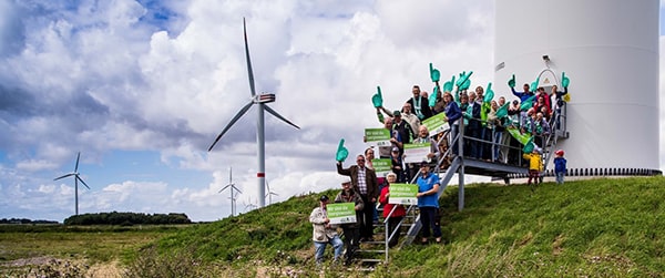 Bürgergemeinschaft vor Windkraftanlage